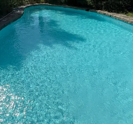 La misma piscina con el agua limpia y turquesa